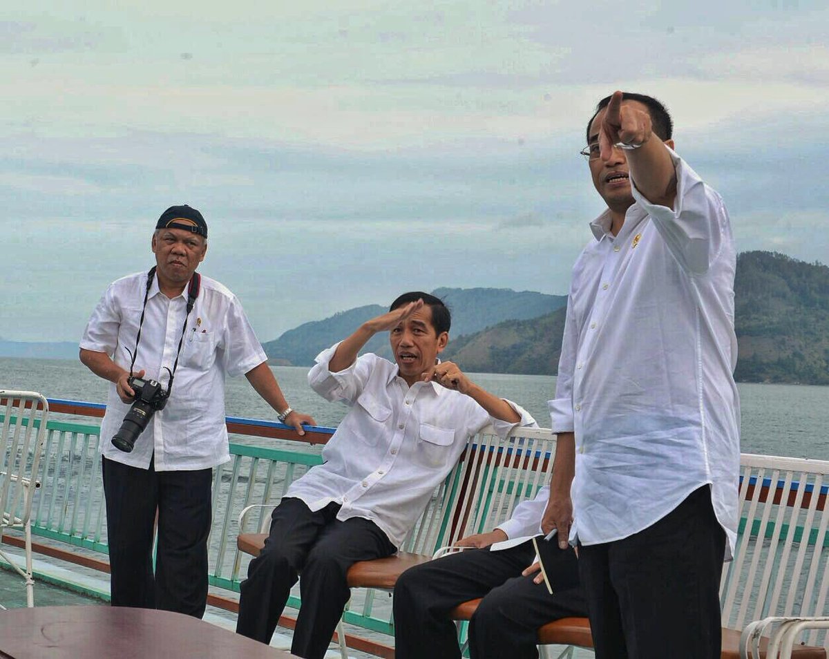 jokowi's tweet photo. Wah, indah sekali Pulau Samosir dan Danau Toba ini. Potensi wisatanya sangat besar untuk dikembangkan -Jkw https://t.co/y7jQephcoQ