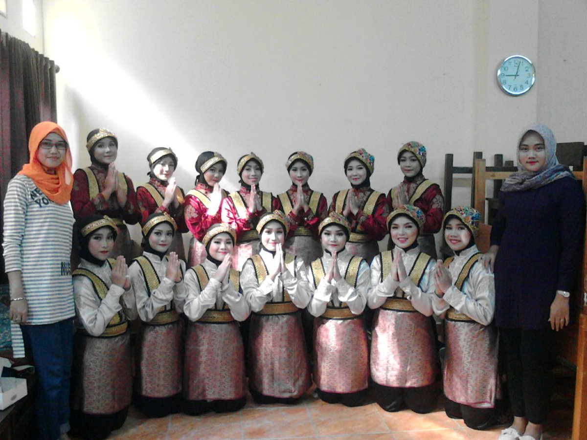 Kakak" Saman gen 14 bersama ms Naning dan ms Ipit bersiap" untuk menunjukkan bakat dalam lomba tk. Kota Depok ❤