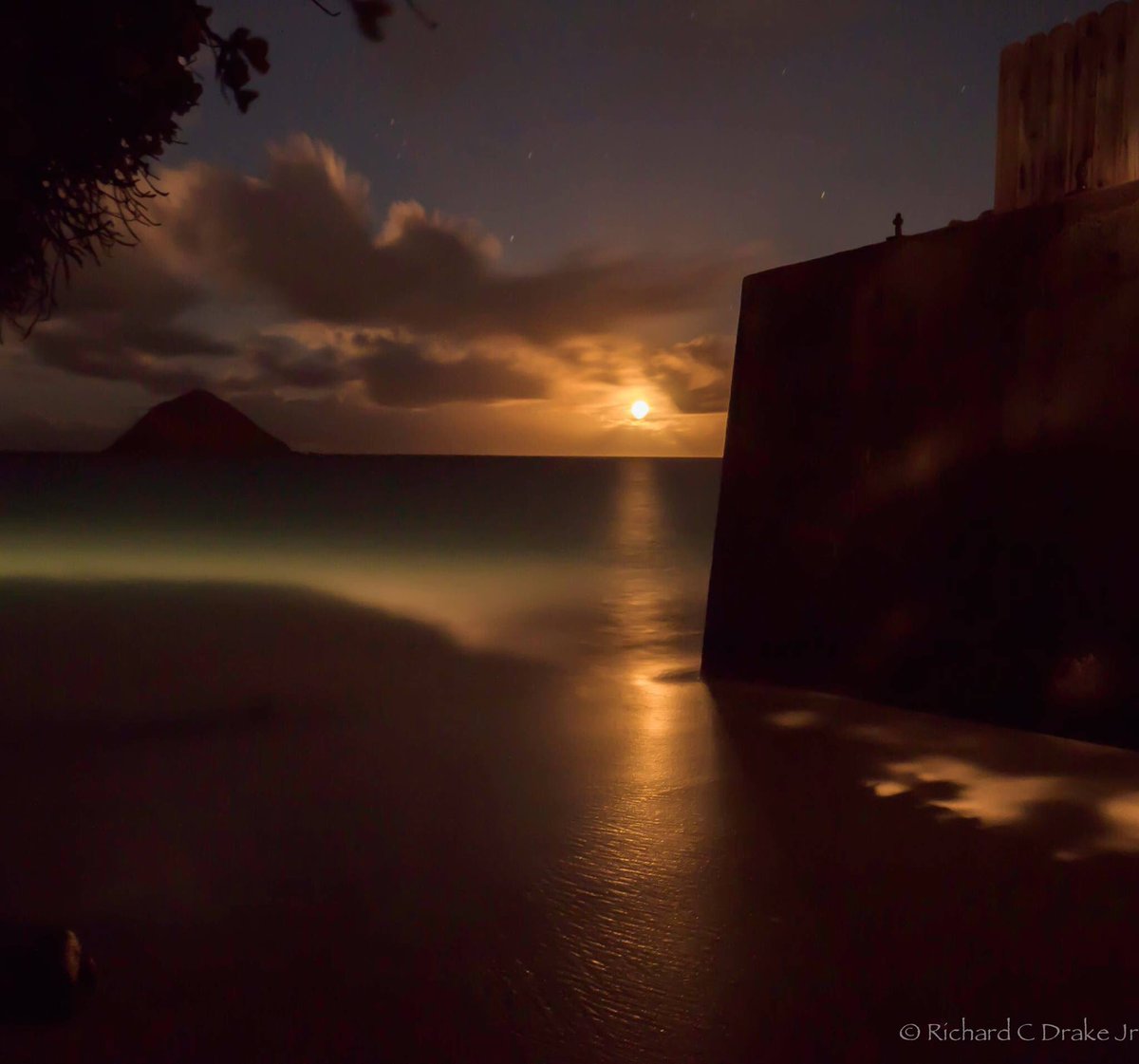 OhanaSurfPro's tweet photo. ✨@EveOfNite @ElektraButler @surf_and_sun @Js001S @chyvo1 @RombyW @Gifn4wrd @surfinchef61 ☄Full 🌖 📷 PC: #RichardDrake https://t.co/noXkDIzgoT