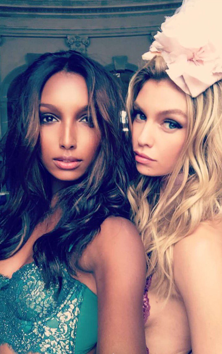 _FLEX4U's tweet photo. 🏩@VictoriasSecret
TrUe tHaT‼️..🌷💋
#AngelsInParis #VSHoliday
@VictoriasSecret
#victoriasecretsJasmine https://t.co/7bF9CsrvyZ