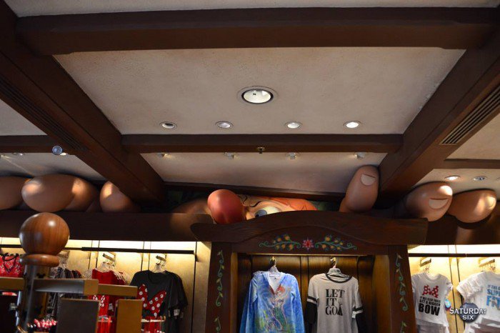 stories_disney's tweet photo. 디즈니월드 매직킹덤 미키와 콩나무 테마의 Sir Mickey’s 가게처럼 디즈니파크는 모르고 가면 눈에 보이지 않는 테마가 매우 많다. 거인이 가게를 들여다보고 콩나무가 가게를 덮고있고 미키의 메모도 있다 https://t.co/kBjQtoU06B