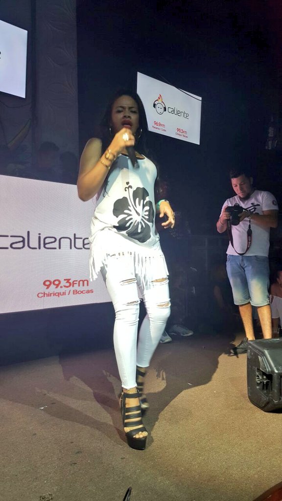 CalienteRadioPa's tweet photo. Es el turno de #BabyKaren en la tarima de #DWire #M2MCalienteColon #PasalaBien 😍✌😎🔥🎶 https://t.co/fn54QvgH9V