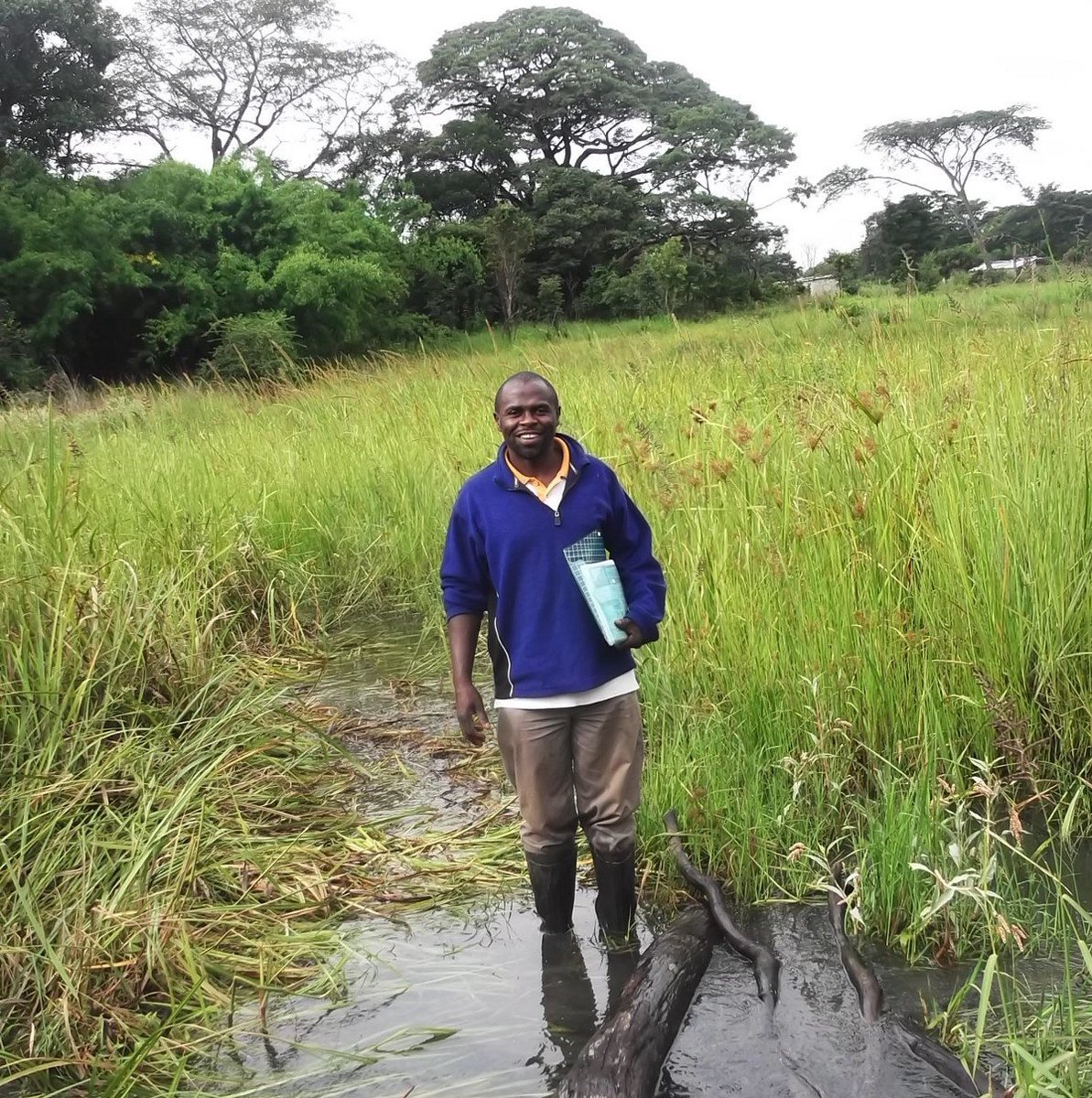 foundercentric's tweet photo. It’s hard for an African engineer to explain why he’s joining the labourers in the dirt. https://t.co/vu9zsLIdLU https://t.co/xc2DR7Z7vA