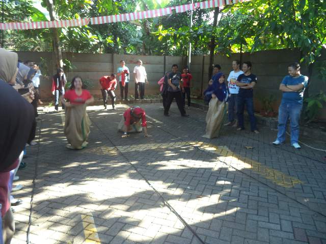 Balap karung dulu yuk #mallbassuramerdeka <a href="/MallBassura/">Mall Bassura</a>