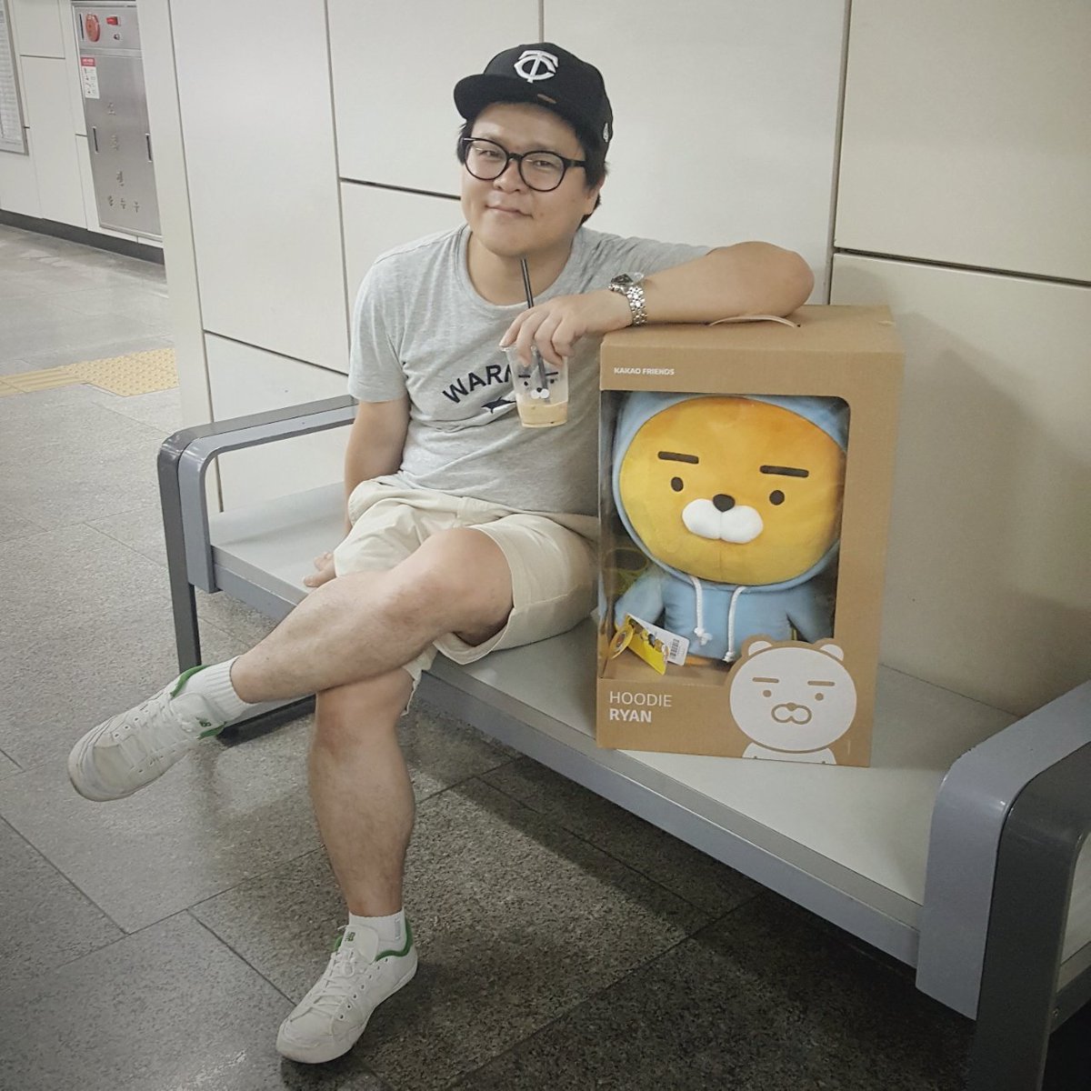 call_me_halmoni's tweet photo. Hoodie bear achieved. A good effort by everyone involved in this insanity. Namely, Han: the Official Bear Carrier. https://t.co/1rBwXN3cQw