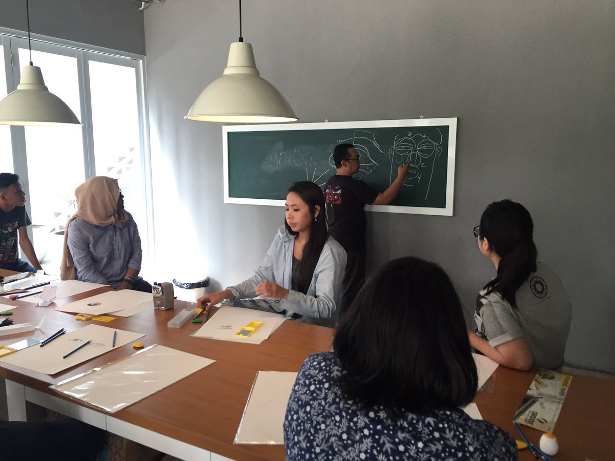 motulz's tweet photo. Menyenangkan, workshop menggambar "self-portrait" bersama perupa R.E. Hartanto di @Locadecokemang #LocaLab https://t.co/hjqwQ8iHwd