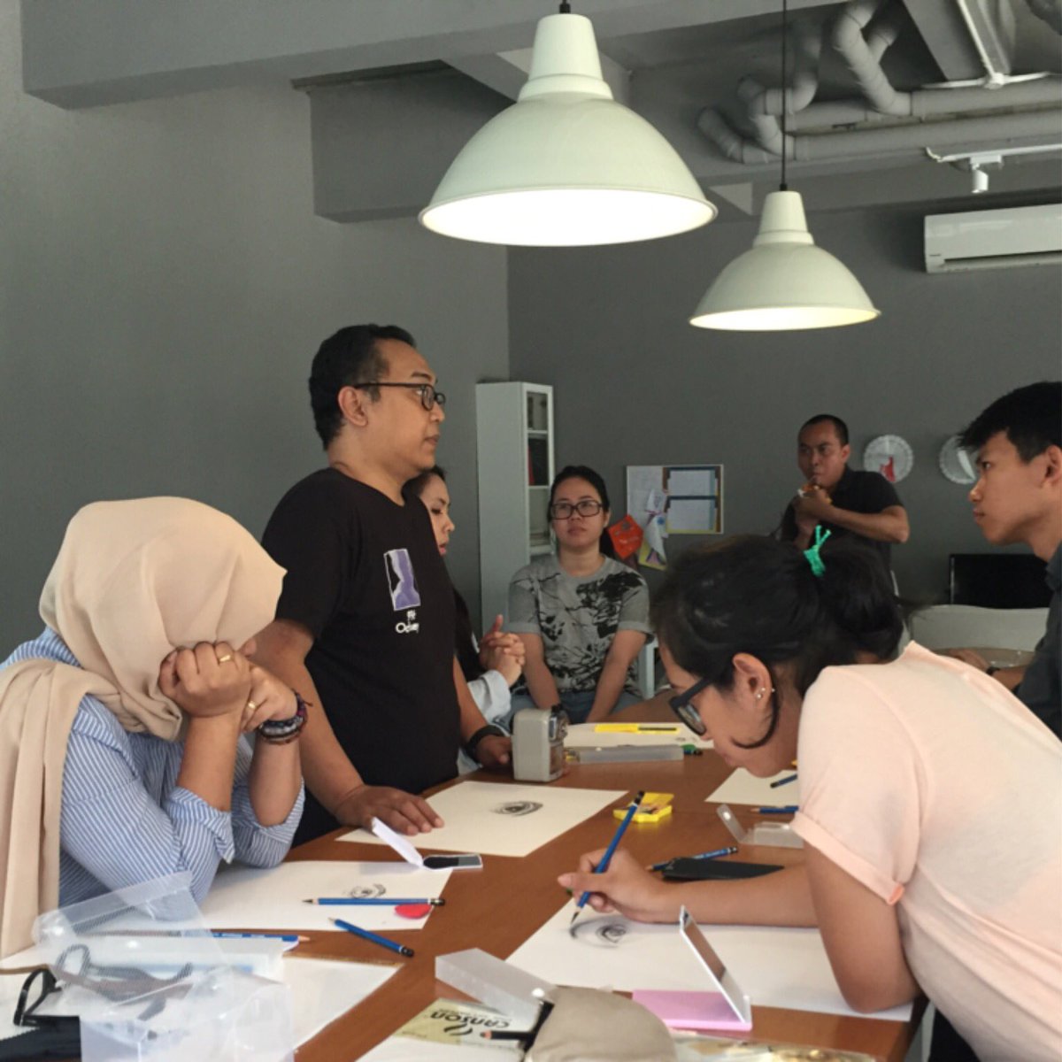 motulz's tweet photo. Menyenangkan, workshop menggambar "self-portrait" bersama perupa R.E. Hartanto di @Locadecokemang #LocaLab https://t.co/hjqwQ8iHwd