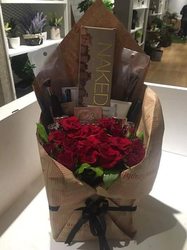 Flowers and makeup are the perfect gift for any girl 🌸