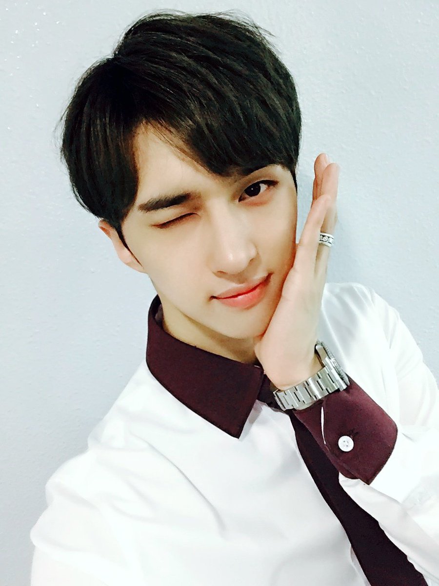 RealVIXX's tweet photo. 20160821 #인기가요
#켄 #스페셜무대
#귀염둥이메인보컬 https://t.co/H7VLpOia5q