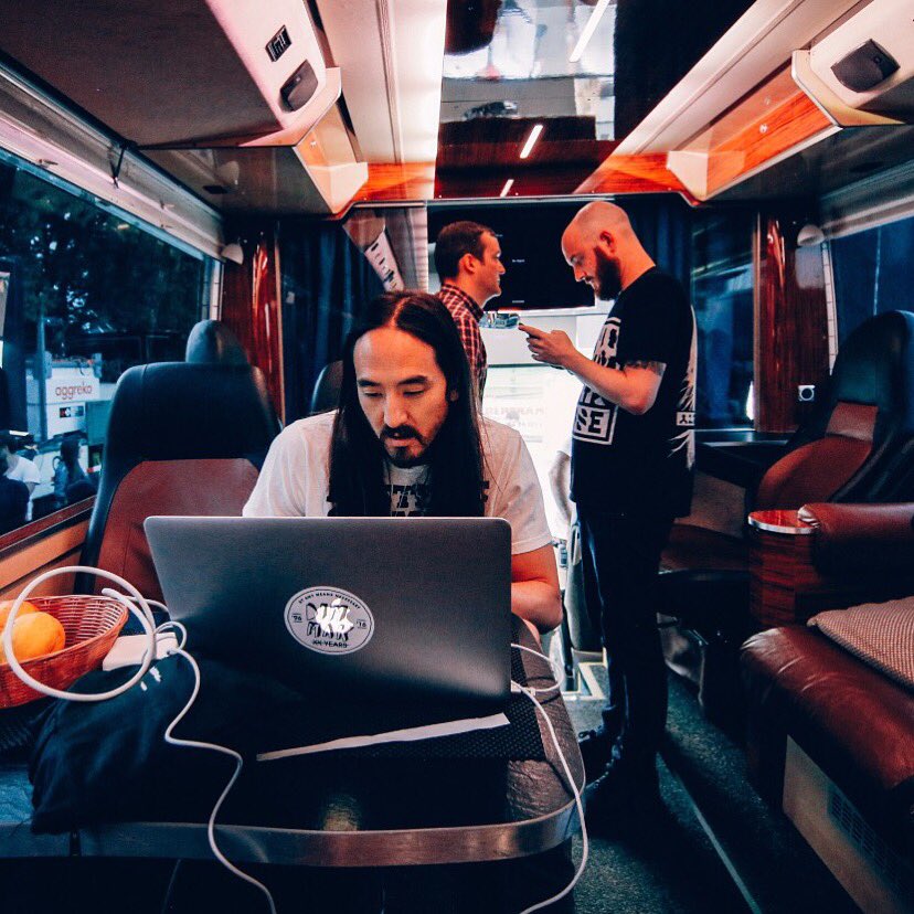 This is how we pre game 💻💻💻 https://t.co/6lYkycmObP