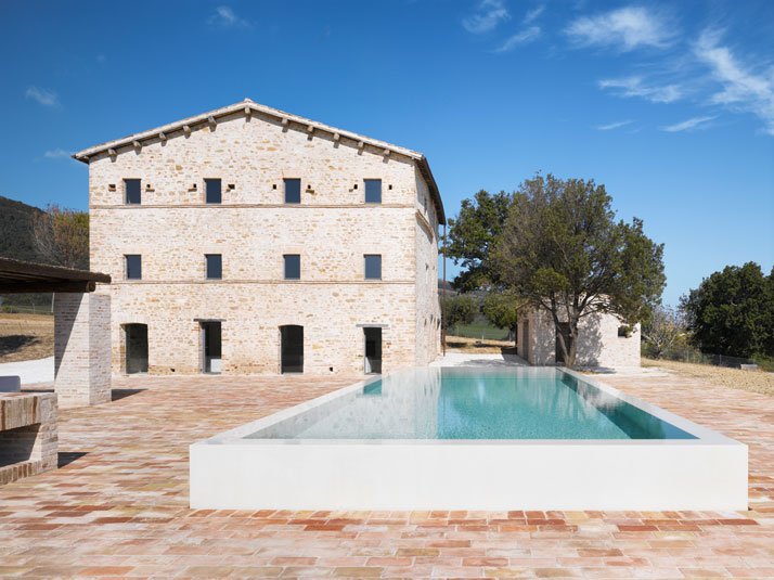 Yatzer's tweet photo. #yatzer_flashback Le Marche Villa in Treia, Le Marche, Italy https://t.co/0S78gTnpJs photo © Hannes Henz. https://t.co/zodfeTUhuU