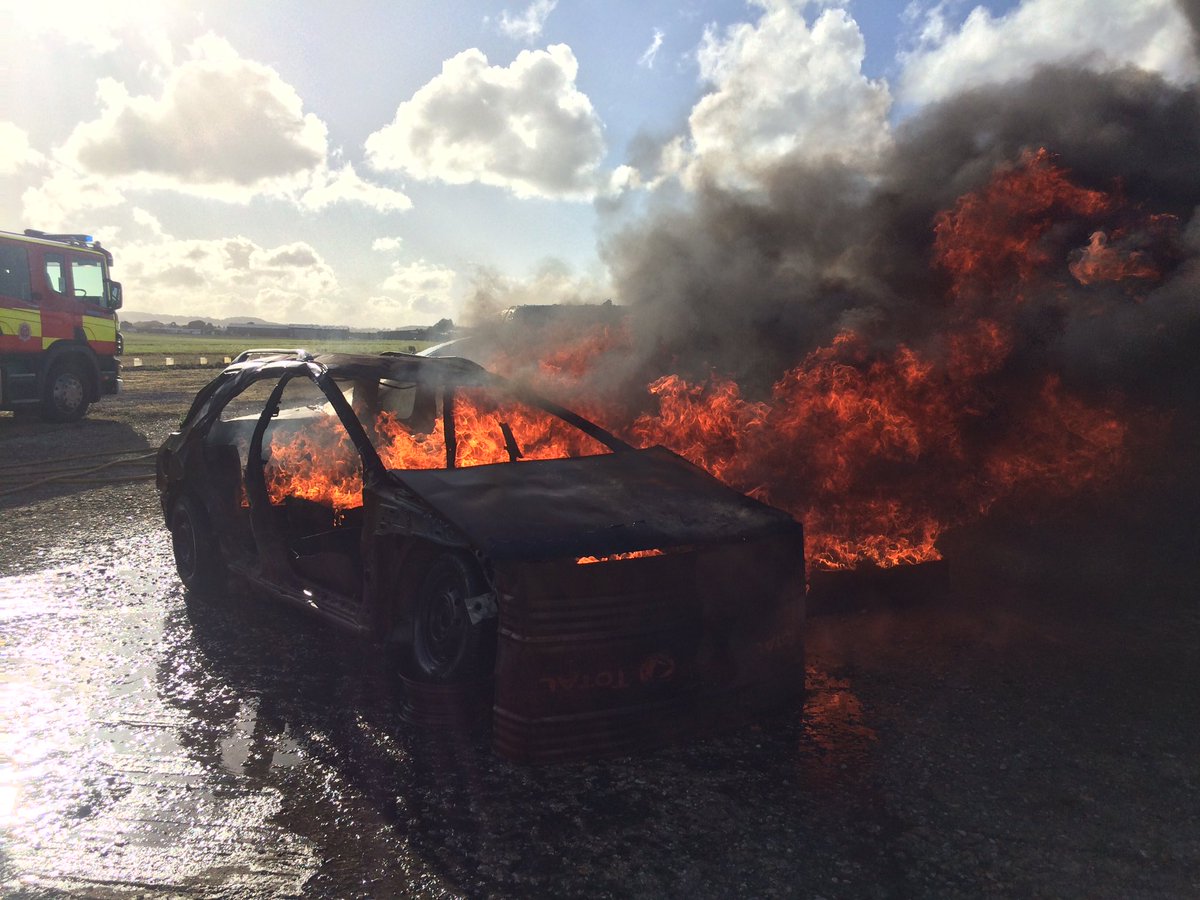 thruxton_fire's tweet photo. Friday's weather was awful, so we took advantage and done some training scenarios. #teamthruxton #999south https://t.co/uThTrDwMBg