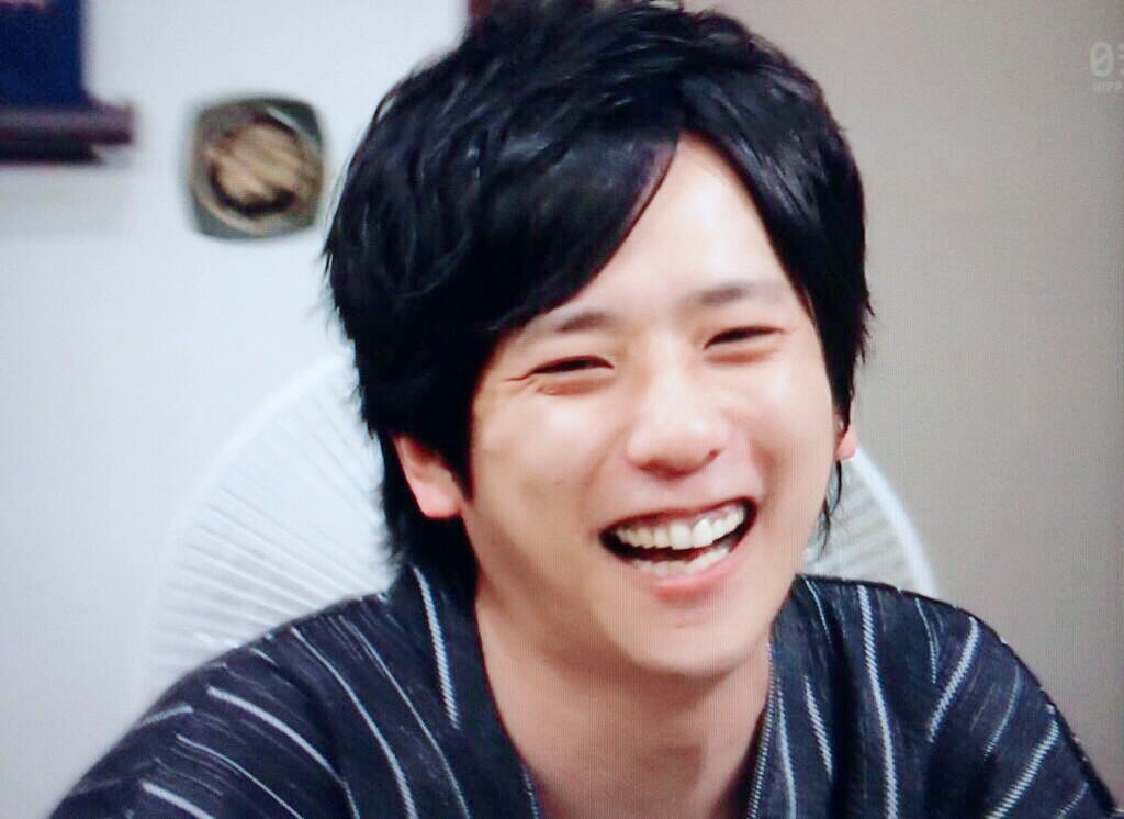pomu617's tweet photo. 二宮氏の黒い歯茎とか薄っぺらい草食動物みたいなコロンとした歯が可愛くて大好きなんだけど『二宮 歯茎』で検索したら世間の皆様に二宮の歯茎色悪すぎ汚すぎ漂白しろって散々な言われようで笑う( ◜◡◝ )そこが可愛いのに、ねぇ( ◜◡◝ ) https://t.co/AyYFeDDyDx