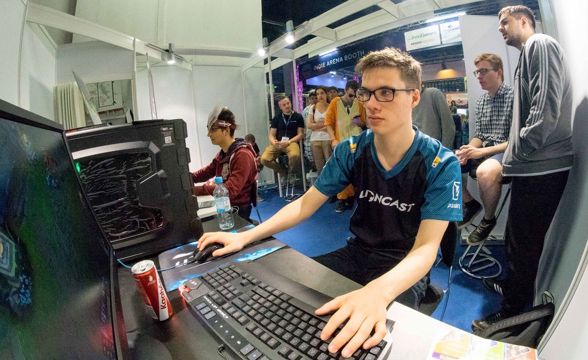 pwnwin_com's tweet photo. #gamescom2016 is nearly over. Visit our booth in order to play some 1v1 #leagueoflegends or #dota2 ;) https://t.co/g9RLd8R3LY