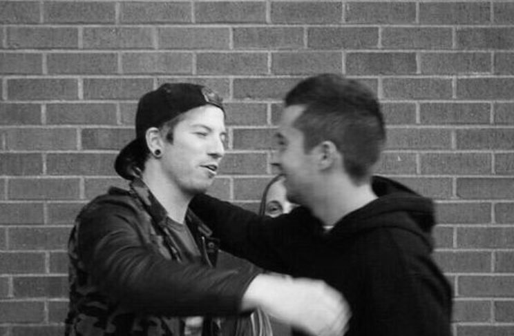 Tylerdunpilots2's tweet photo. When friendship surpasses everything #twentyonepilots #joshdun #tylerjoseph #fans #hugs #bromance #cute #joshdunback https://t.co/qfhPp62TFz
