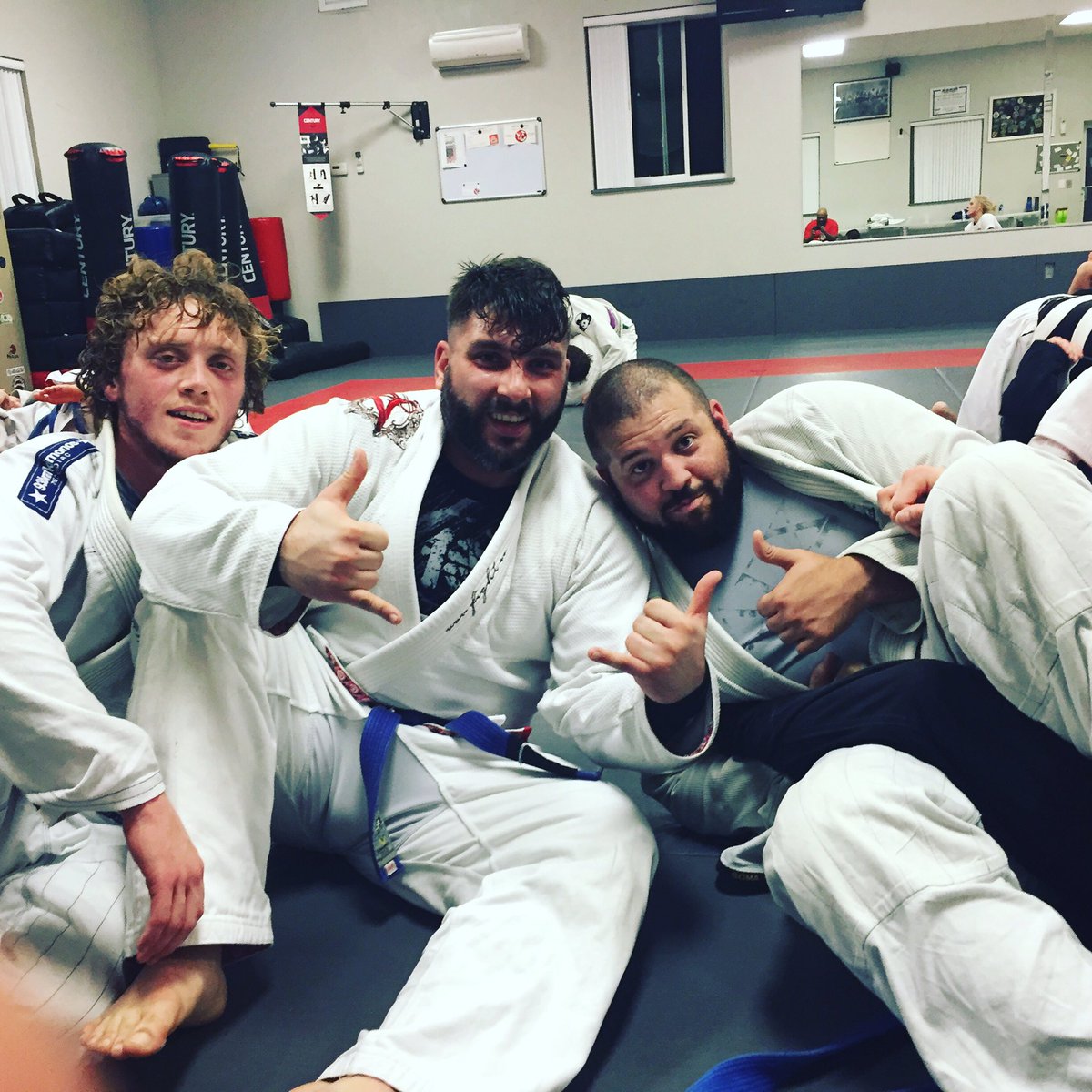 ⚪️🔜🔵 Knowing When to Tap
(A Final Farewell) ✌️❤️#bjj 
whitebeltsurvivalstrategy.blogspot.com/2016/08/knowin…