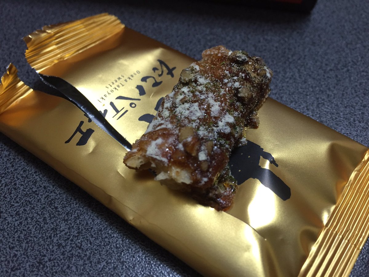 ともみ Twitter वर 友達から大阪土産のお菓子を頂いた たこ焼きスイーツ パイ生地にソース青のり鰹節マヨパウダーまで乗っていて おまけにキャラメリゼとクルミ 食べた瞬間たこ焼き けど甘い しょっぱい甘いが入り交じった不思議なお菓子でした
