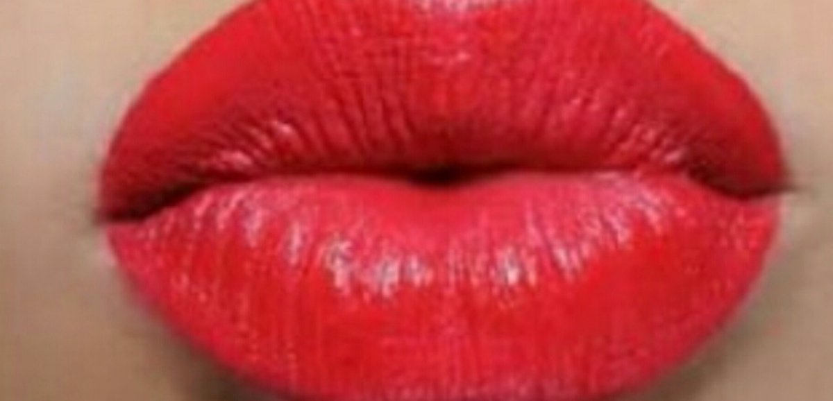 Nuriasalafh's tweet image. @SonyMusicSpain @CD9 #RetoCoder les reto a que se den un beso con los labios pintados de rojo #Codersespañolas