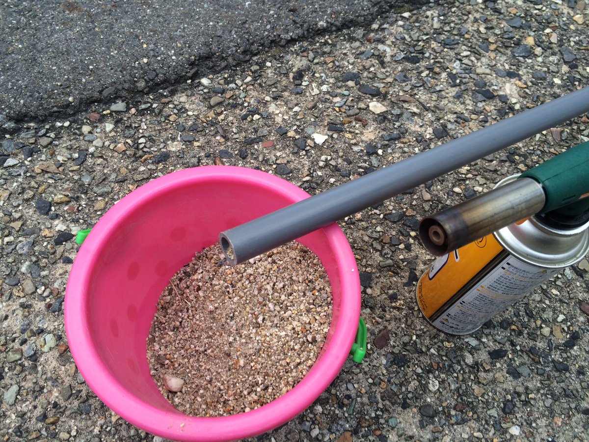 デゴチ 塩ビパイプを熱で綺麗に曲げるために パイプ内部に砂を充填します パイプ が潰れず綺麗に曲がりはしましたが 加減が難しくて少しこげちゃいました まあヤスリかけて塗装すれば問題無しだと思います リッター3k