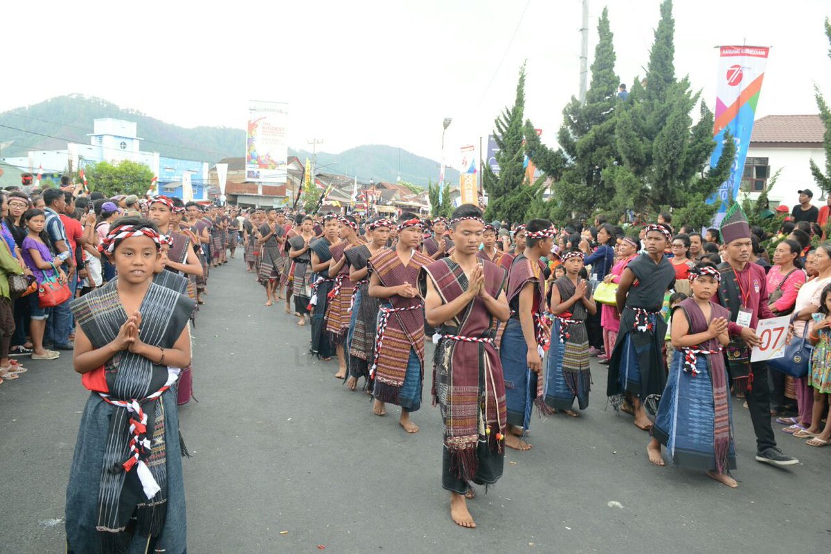 Antusiasnya masyarakat dalam mengikuti Karnaval Pesona Danau Toba 2016, Minggu (21/8).
#KarnavalDanauToba