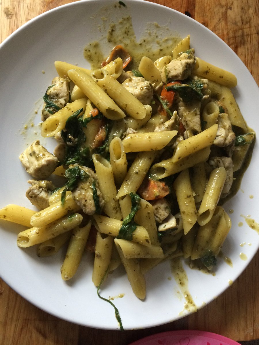 frannh7's tweet photo. Lunch today! 😍 

Fajita style chicken pasta! 
Made by Jamie so obvs its spicy haha! 🙈😂

#projecthealth
#spicyfood https://t.co/is59Q4jUae