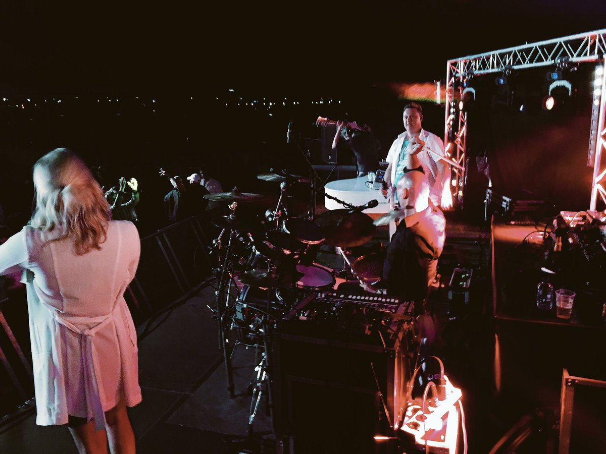 jsax_nl's tweet image. En dan....gitaar in je nek...en gaan als een banaan met de #FunkyKeys #EnkhuizerHavenfestival #band #feestje #sax