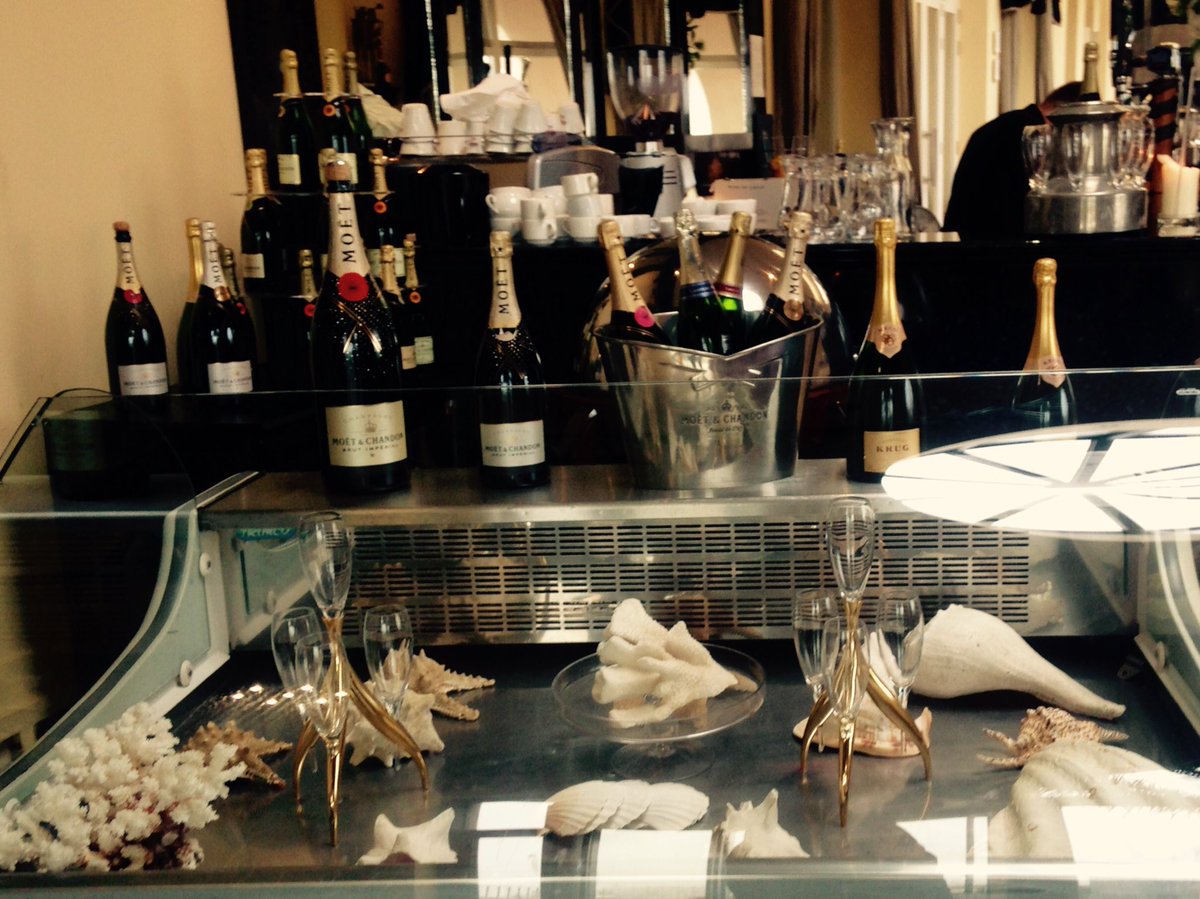 suzannejones29's tweet photo. Champagne Day 🍸 @skin_jones https://t.co/djhh9nwP4h