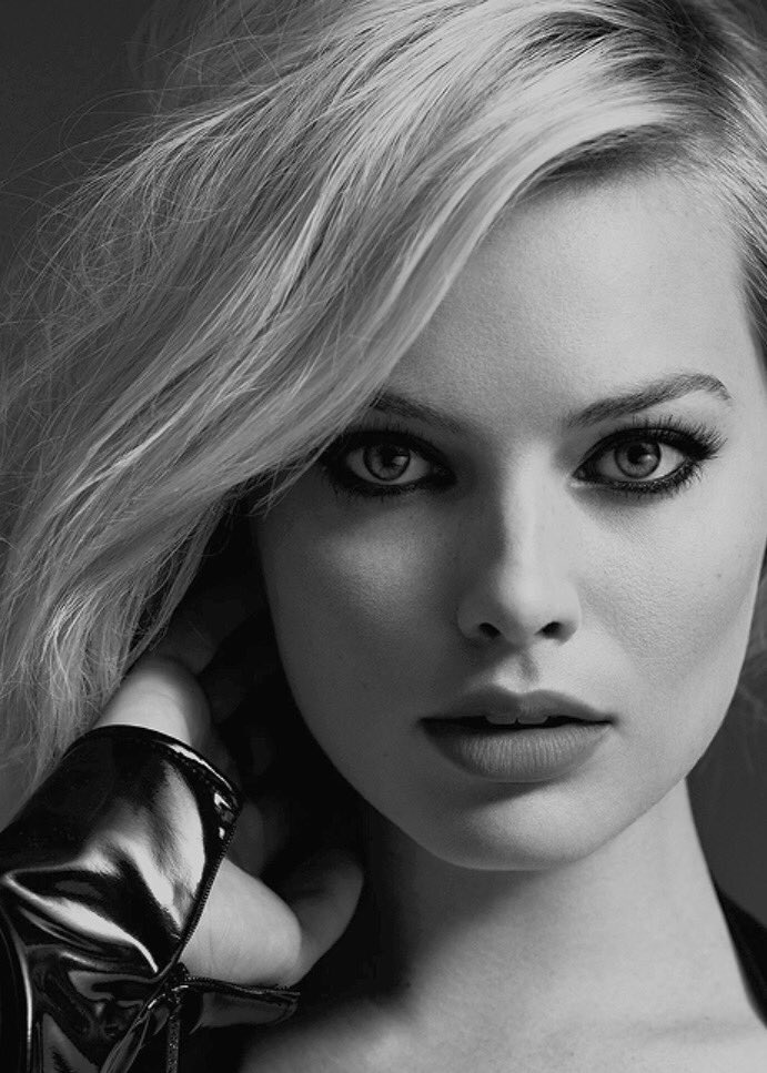 badpostmargots's tweet photo. Margot Robbie by Carlos Serrao for V Magazine, August 2013. https://t.co/fwD5lGIV4Y