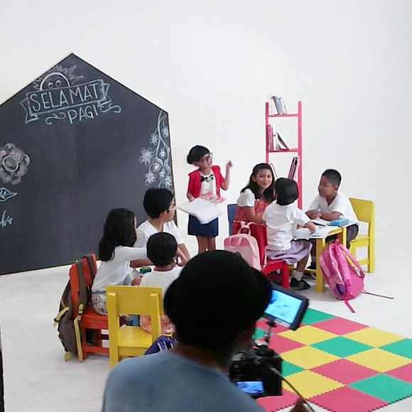 Hari ini dedek shooting video klip lagu dedek yg baru, hmmm kira2 gmn lagunya??
di tunggu yaaa 😋😄
