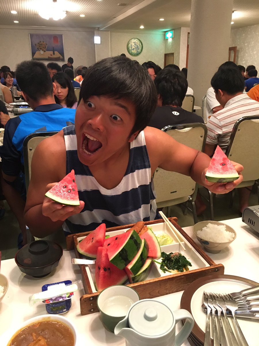 【菅平合宿5日目】
菅平合宿5日目が終わり、残すところ2試合となりました。1試合1試合を大切に、楽しんでプレイしていきたいと思います✨写真は、スクラムと、よく食べる2年プレイヤーです！