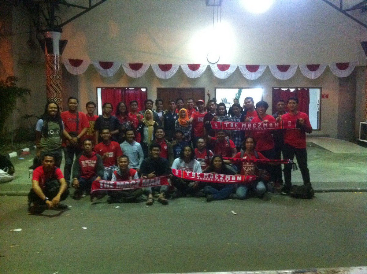 Depan Sekret sang guru <a href="/Pasoepati/">Pasoepati</a> terima kasih atas sambutan,kebersamaanya mendukung PSM serta jamuannya.
🙏