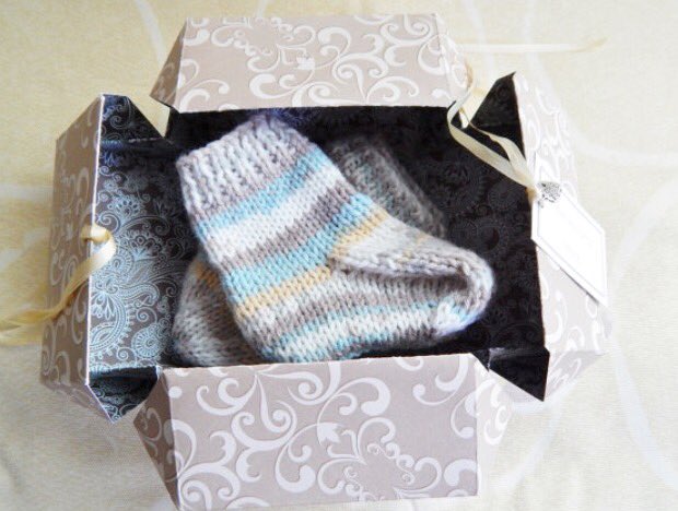 KatamiKeepsakes's tweet photo. #newbaby #babygiftset #hat #socks #booties #giftpackaged #handknitted #babyshowergift #baby https://t.co/9J9uGGBn9l https://t.co/kGy76Qc8hy
