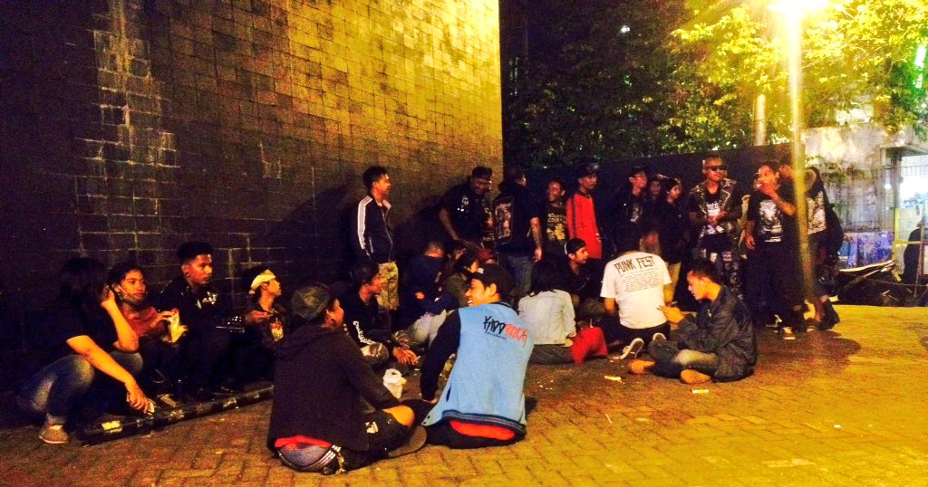 dutadut's tweet photo. Indahnya kebersamaan (we are punk surabaya,indonesia) #punk #dresspunk #punktv #punkrock #anarchy #chaos https://t.co/MZPl7f0SaQ