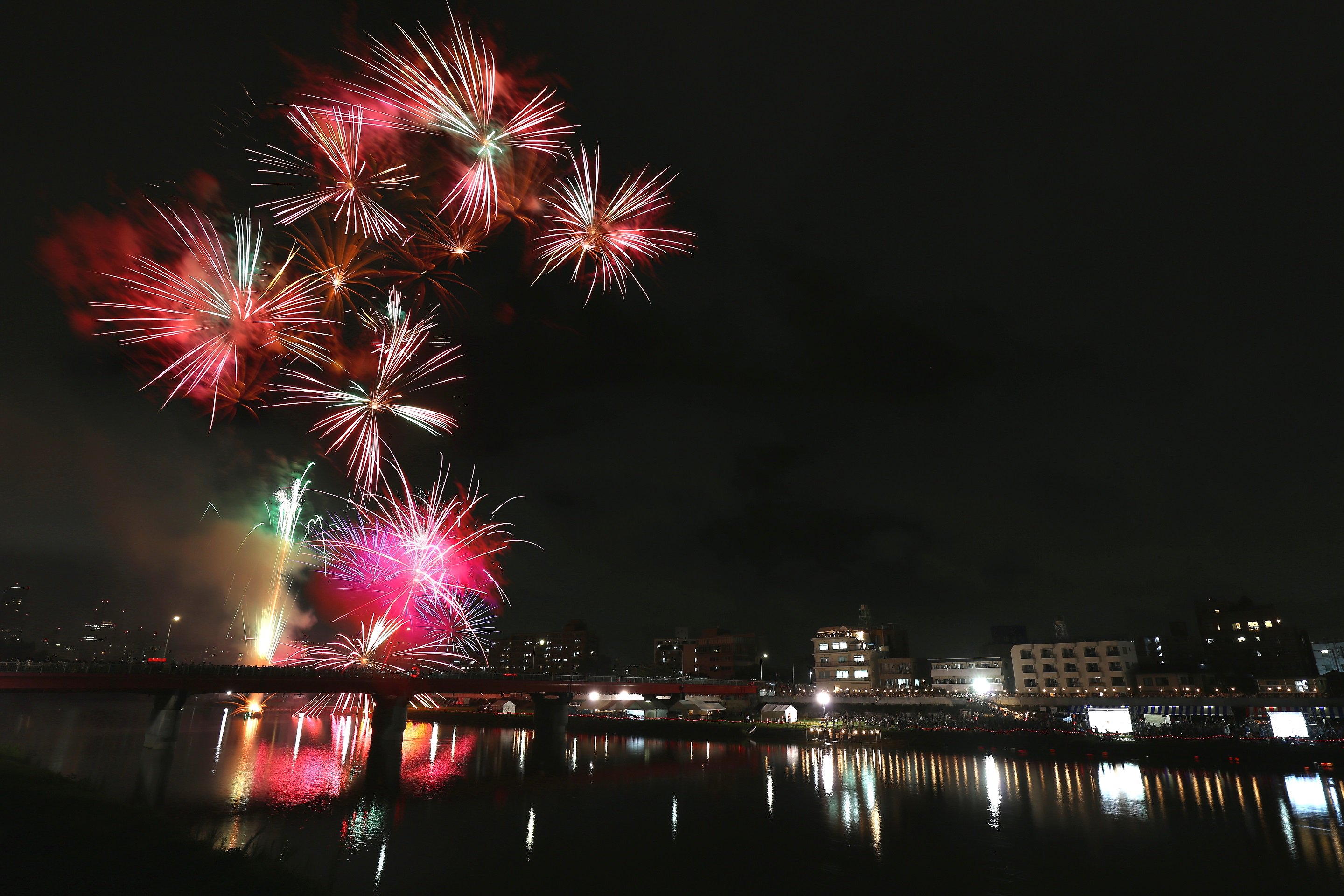 加速装置 写真撮ってます Twitterissa 広瀬川灯ろう流しの花火 七夕の花火大会に比べればずっと小規模だけど 町内会っぽい手作り感があるし ゆっくり見られるのがいい 多重露光です 第27回広瀬川灯ろう流し 写真撮ってる人と繋がりたい T Co