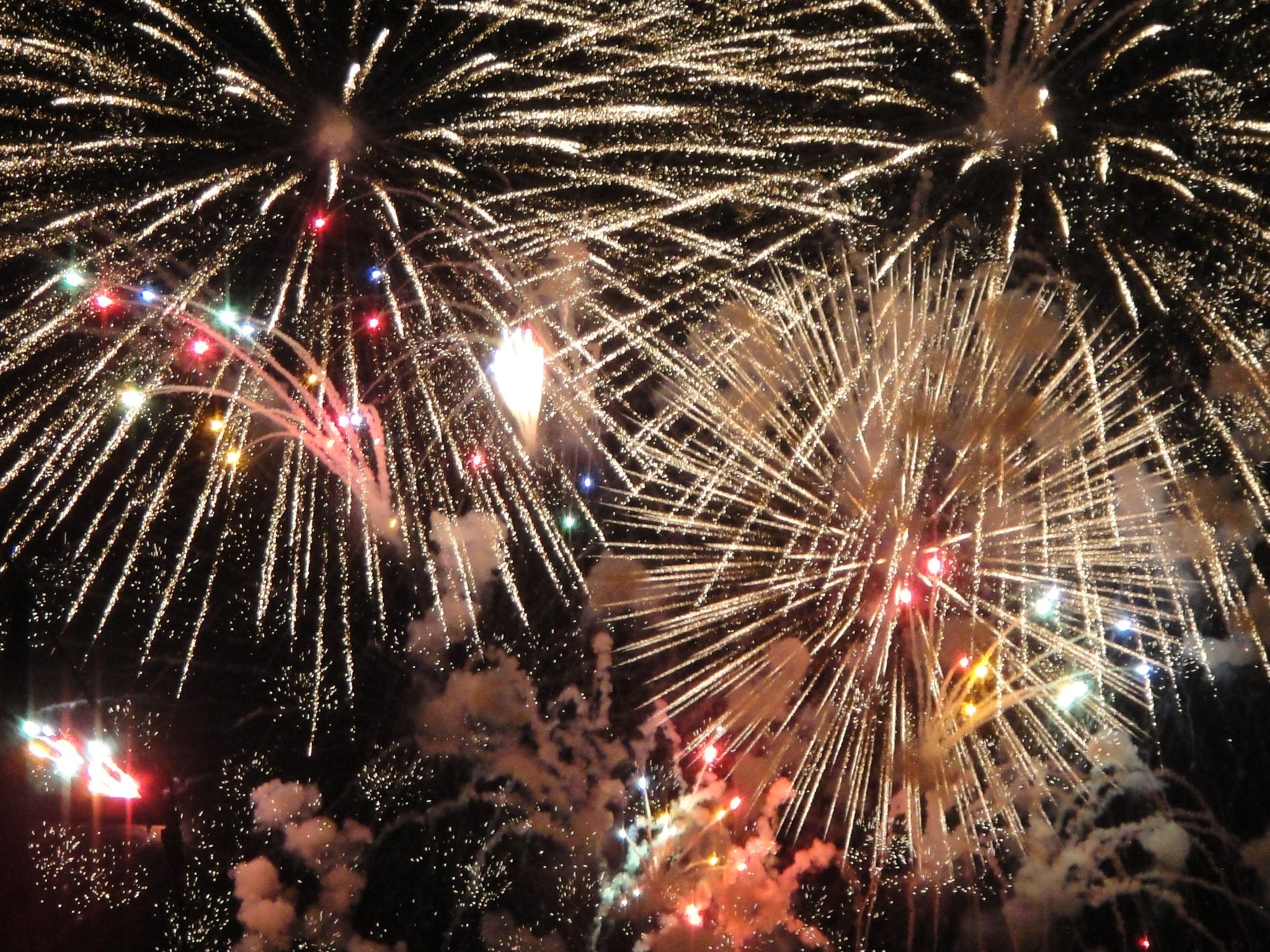 たか 今年の調布花火大会は過去最高の穴場で見れた 花火を遮る建物もなく 人も近所の人だけ そして 近所の人が設置した丸イスに座らせてもらった T Co 9qju7h3bco Twitter