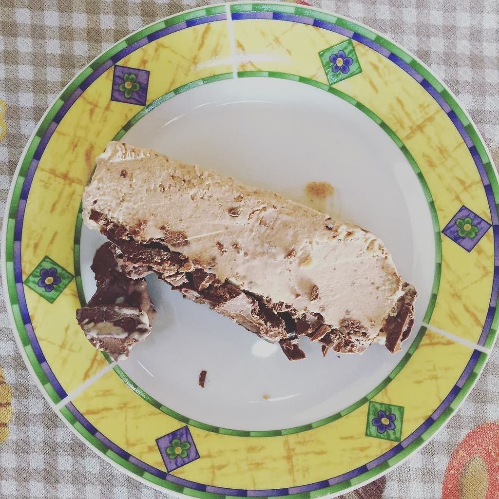 AndersonTorres's tweet photo. Sobremesa: Torta Sorvete de Chokito. Muito gostoso!!! #sorvete #torta #sobremesa #masterpr… https://t.co/RKfrJXEe0r https://t.co/7Z6iPkt4L1
