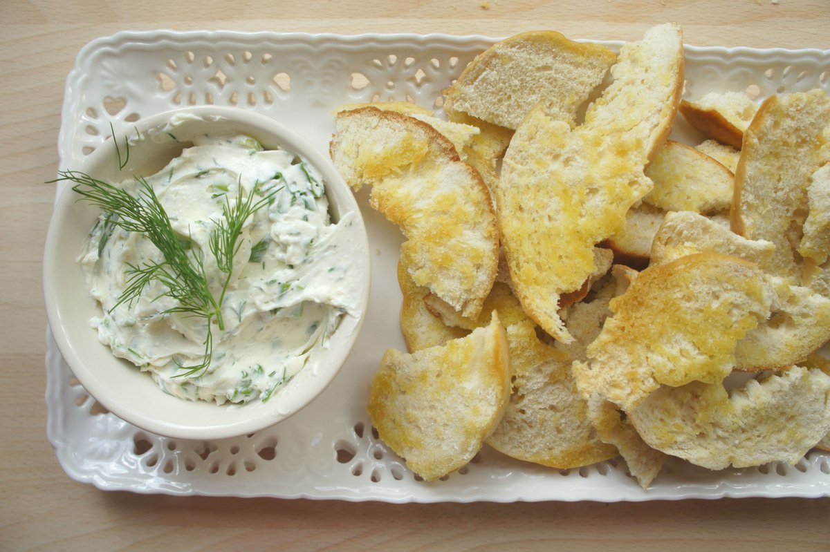 JewishPhoenix's tweet image. Via @Kveller: Bagel Chips with 2 Types of Cream Cheese Dips buff.ly/2b2ADxh. Make and enjoy!