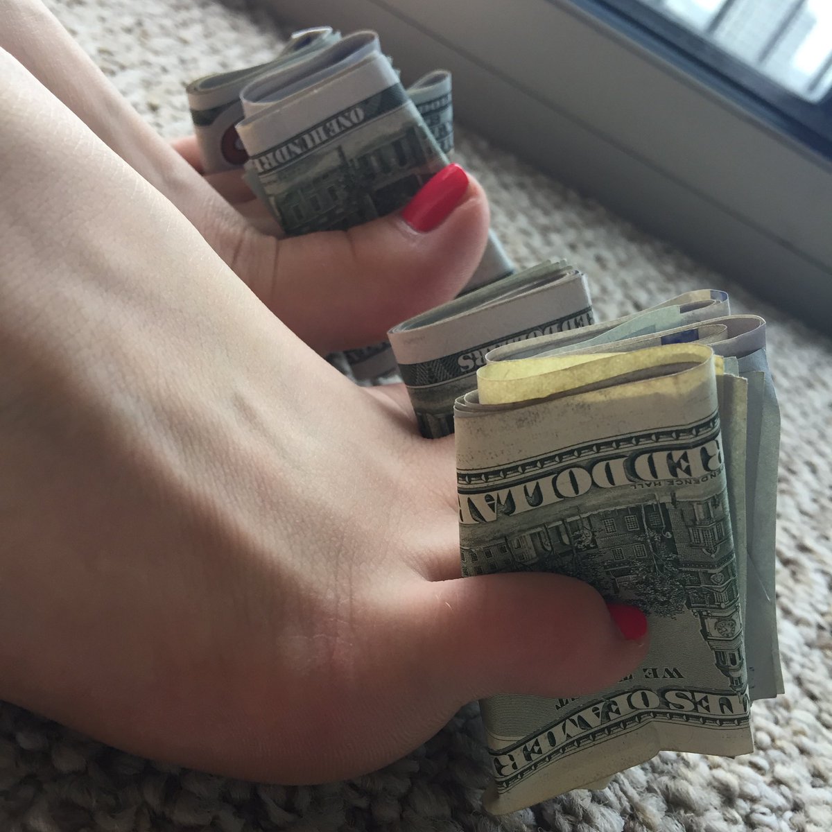 1GlitterGoddess's tweet image. When I don&apos;t don&apos;t have the little foam things to dry my toes, I ask Benjamin to help 💕 #GoddessLife @FemDomProblems