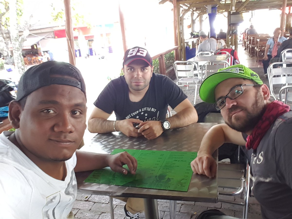 michaelvega01's tweet photo. Desayunar después de rodar, en #Villeta junto a @dgavalo https://t.co/lN1DQYIuIQ