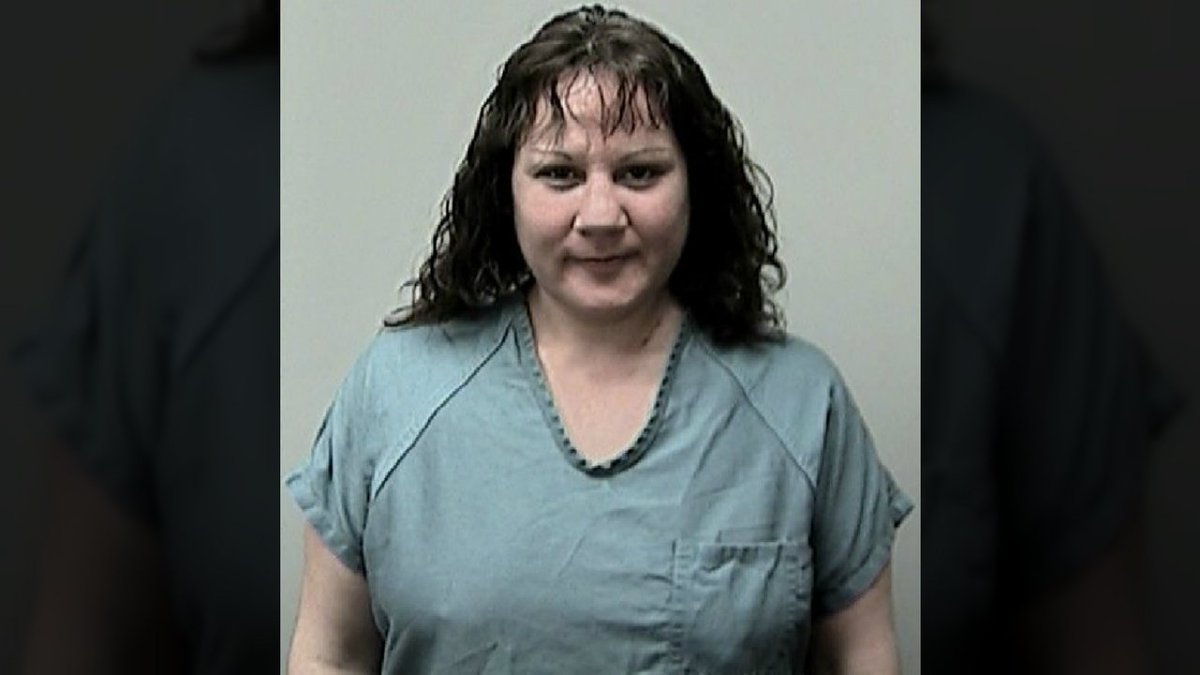 DriverShaming's tweet image. Woman pops open beer in front of cops after nearly running... buff.ly/2bFAwmW #drivershaming