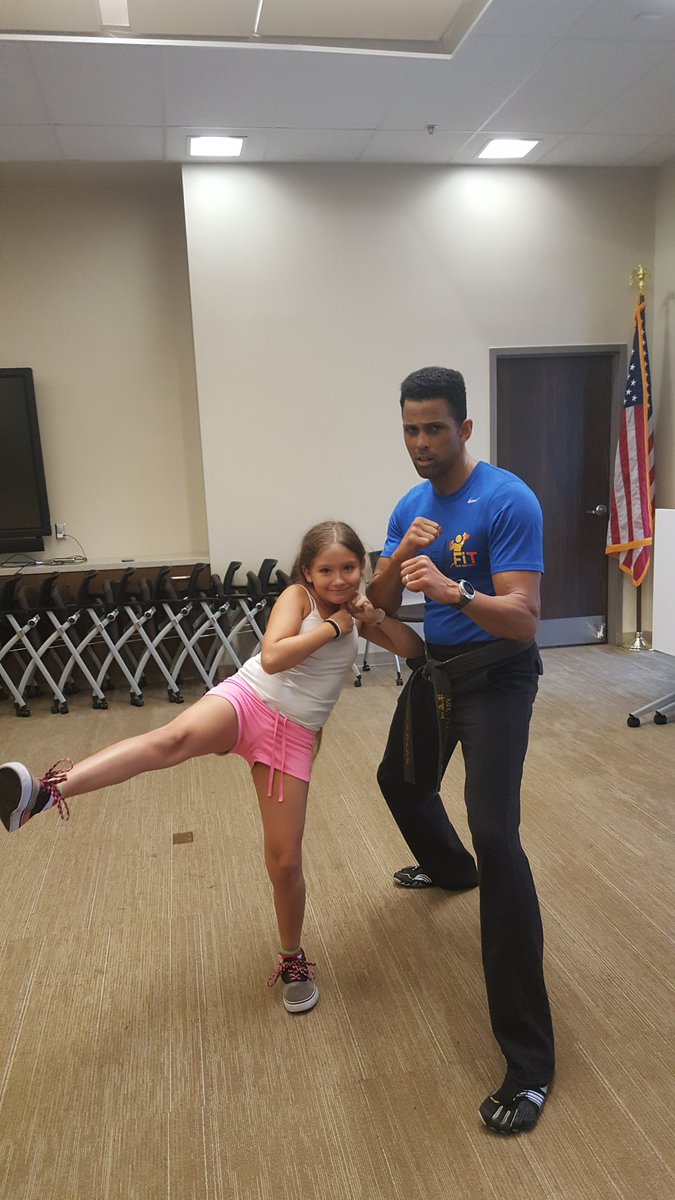 escee08's tweet photo. Great #MartialArts classes with #Sensei @r2Facts ! #FitnessInThePark #SATX #YoureMissingOut @SAParksFitness @mysapl https://t.co/59B6dBAtzI