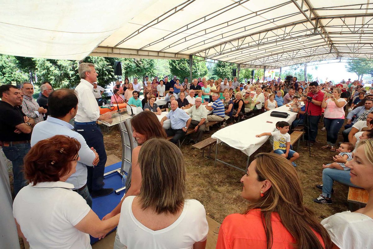 pontevedrapp's tweet photo. .@ARueda68 agradeceu a presenza no #Castrove de membros do #EquipoFeijóo: @temtem23, @RomanLalin, V Martínez Glez... https://t.co/JEcZPMNnb8