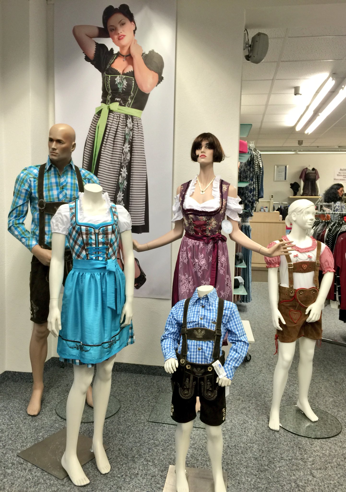 𝖸𝗈 𝖮𝗄𝖺𝖽𝖺 娘に南ドイツ バイエルン地方の民族衣装 ディアンドル 女性用 を買いにシュヴェニンゲン駅近くの専門店 T Co Argvd623mb へ ちなみに男性用は肩紐つき皮の半ズボン レーダーホーゼン 南ドイツ旅行 T Co 𝖸𝗈 𝖮𝗄𝖺𝖽𝖺 娘に南ドイツ バイエルン地方の民族衣装 ディアンドル 女性用 を買いにシュヴェニンゲン駅近くの専門店 T Co Argvd623mb へ ちなみに男性用は肩紐つき皮の半ズボン レーダーホーゼン 南ドイツ旅行 T Co