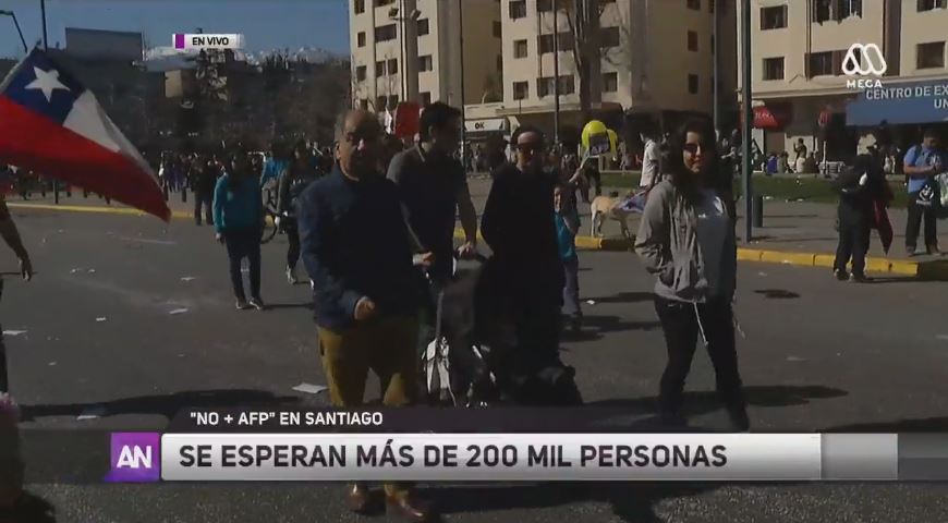meganoticiascl's tweet photo. A más de una hora, sigue llegando gente a Plaza Baquedano #NOMasAFP https://t.co/hn9o39TlL8 https://t.co/owI8mM9zbQ