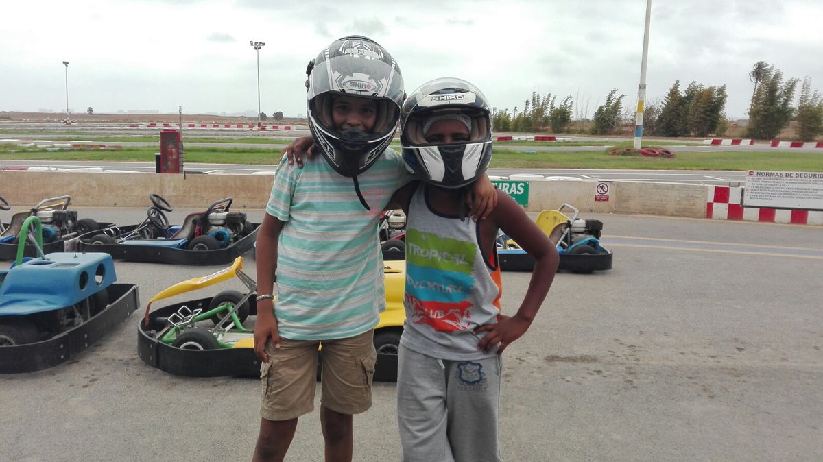 xavimedinaca's tweet photo. Nuestros #saharauis favoritos hoy en @GoKartsMarMenor #VacacionesenPaz @saharaelche https://t.co/KQBI8q6HOg