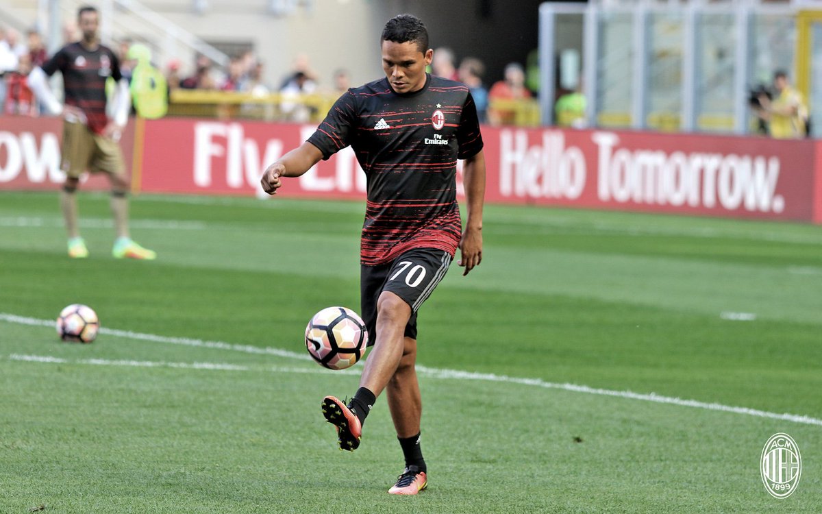 The Rossoneri during their warm-up. Kick-off less than 20mins away. #MilanTorino