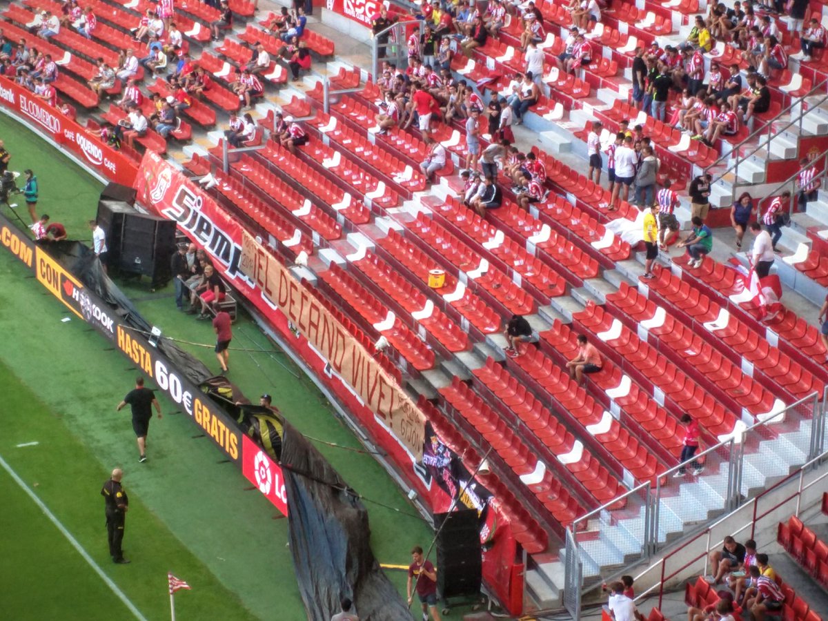 JorgeBravo's tweet photo. La afición del @RealSporting apoyando al @recreoficial @RecreTrust 👏👏👏👏👏👏 https://t.co/QChq4BqpIq