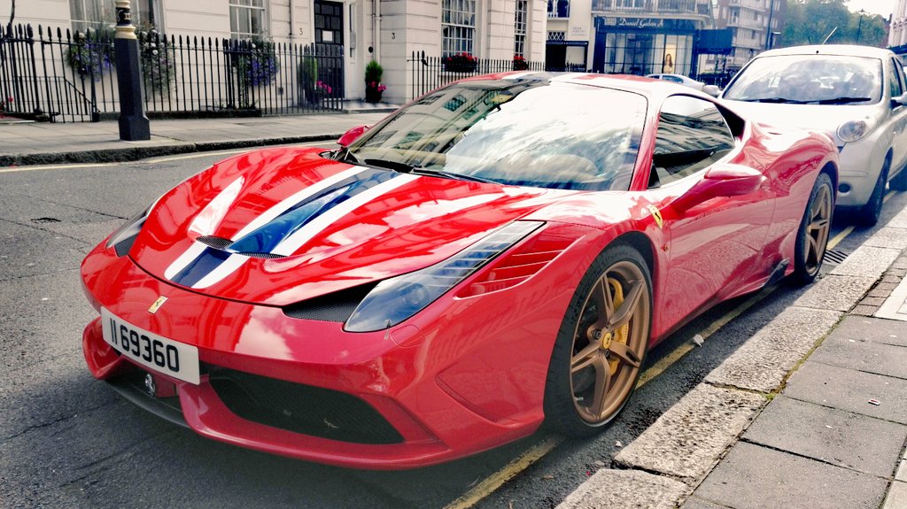CoolCarsLondon's tweet photo. Ferrari 458 Speciale, not sure about the gold alloys, but love the stripe! #Ferrari #458 #speciale #lomdoncars https://t.co/0om2Bd5sTy