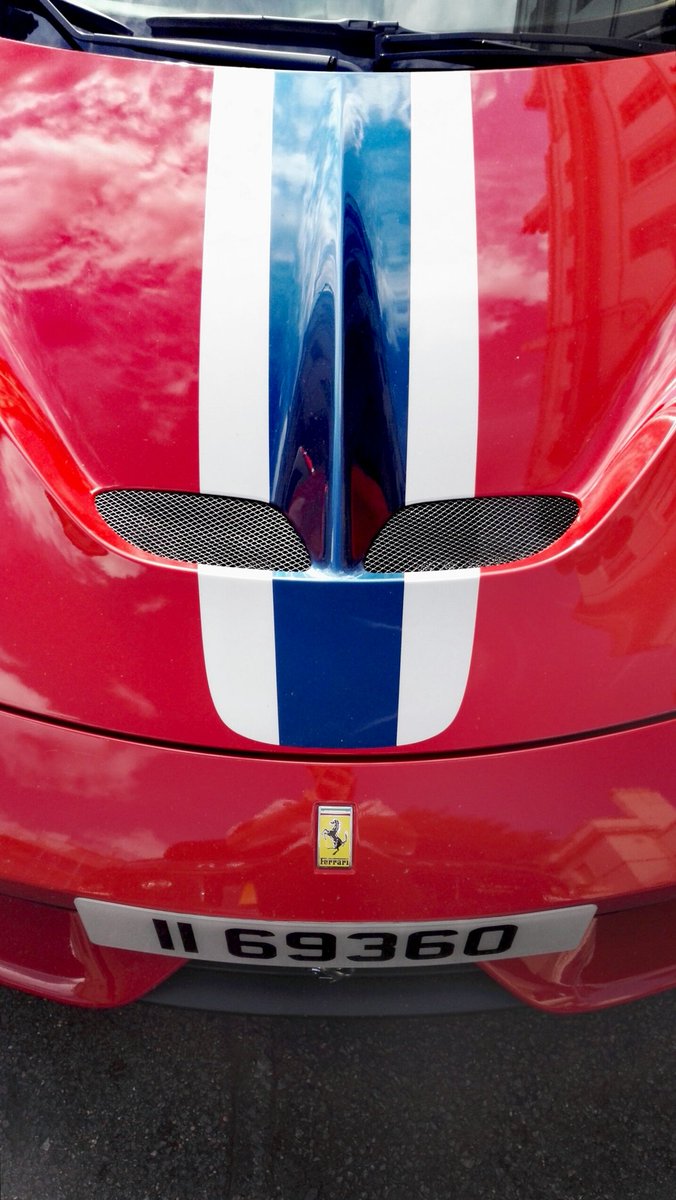 CoolCarsLondon's tweet photo. Ferrari 458 Speciale, not sure about the gold alloys, but love the stripe! #Ferrari #458 #speciale #lomdoncars https://t.co/0om2Bd5sTy