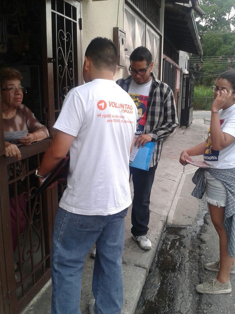 VPMerida's tweet photo. Parroquia Caracciolo Parra comprometida con @leopoldolopez, la UNIDAD y el msj de #CambioYLucha. #MeridaNoSeRinde https://t.co/LbJtURFXLZ
